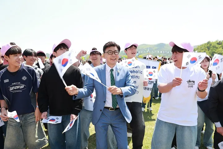 보성군민 ‘독도는 우리땅’ 플래시몹에 맞춰 태극기를 흔들고 있다 ⓒ보성군