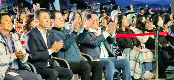 ▲YB밴드 공연에서 박지원 의원과 신우철 군수ⓒ페이스북