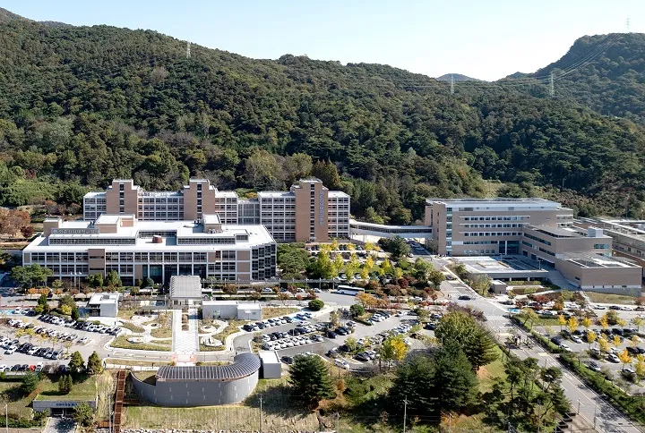 ▲화순전남대병원 전경사진 (사진 오른쪽) 바이오의약품의 임상시험과 생산 연계를 강화하는 첨단 복합 공간으로 조성되는 미래의료혁신센터 모습