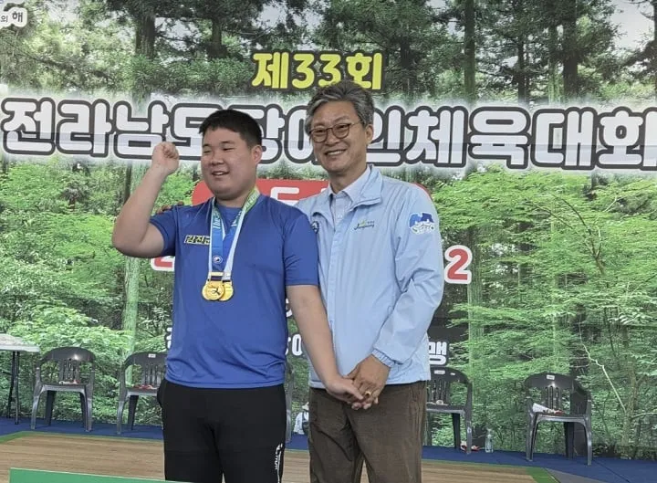 ▲역도 3관왕 송의찬선수ⓒ강진군