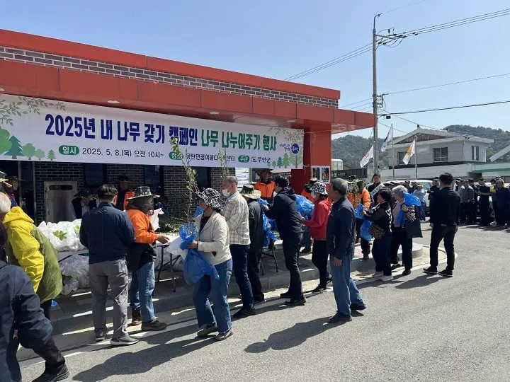 ▲몽탄면에서 진행된 나무 나누어주기 행사 ⓒ무안군