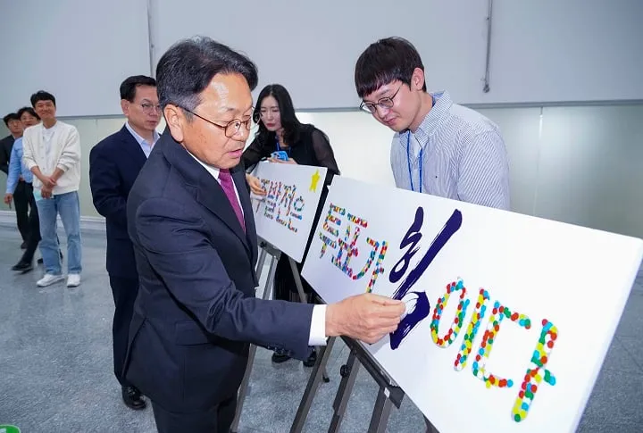 ▲강기정 광주시장이 8일 오후 시청 대회의실에서 열린 '5월 정례조회'에 앞서 '광주시 투표참여 캠페인' 일환으로 슬로건에 스티커를 붙이며 캠페인의 의미를 되새기고 있다 ⓒ광주시