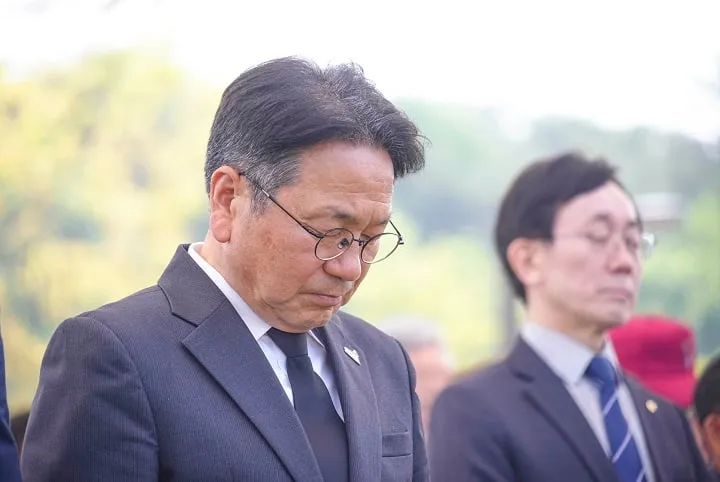 ▲강기정 시장이 ‘제131주년 동학농민혁명 기념식’에 참석해 묵념하고 있다ⓒ광주광역시