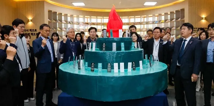 도청 분수대를 형상화한 5·18 조형물 옆에서 임을 위한 행진곡을 제창하고 있는 직원들 ⓒ광주시교육청