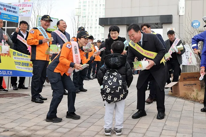 무안행복초등학교 정문에서 진행된 어린이 교통안전 캠페인