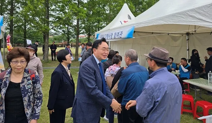 ▲윤병태 나주시장이 재)제주호남향우회원들과 인사를 나누고 있다ⓒ나주시