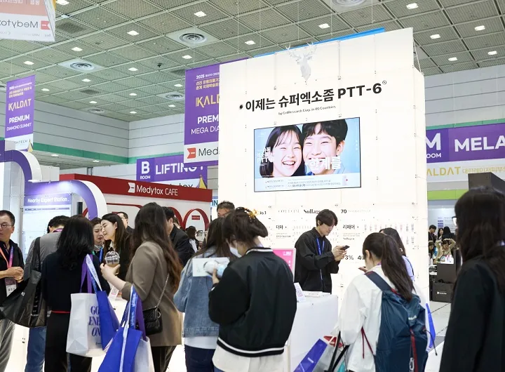 ▲대한레이저피부모발학회 칼레심 임상 캠페인 부스를 찾은 의료진과 병원 관계자들. (제공= 셀리서치)