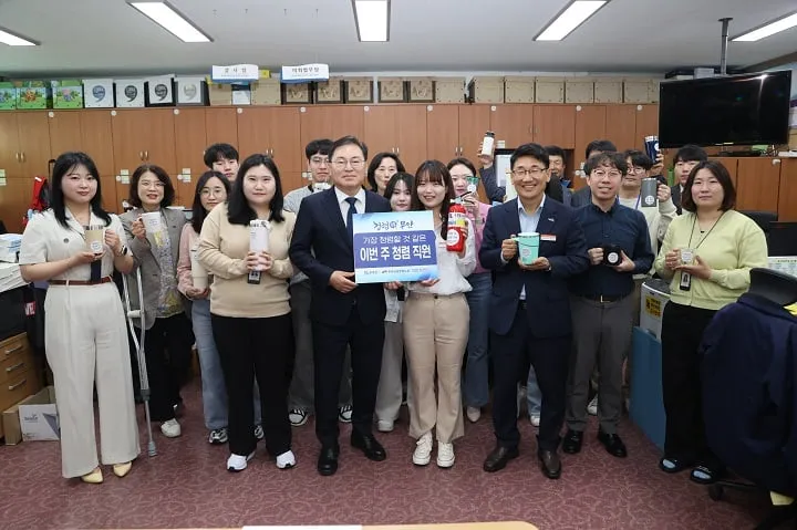 ▲청렴 직원 릴레이 전달식을 진행하고 있는 정현구 부군수ⓒ무안군