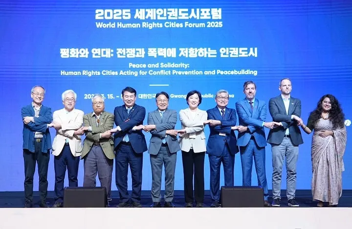 ▲사진 왼쪽부터 최재천 이화여자대학교 교수, 이대훈 (사)피스모모평화/교육연구소장, 서승 우석대학교 석좌교수, 이정선 광주시교육감, 강기정 광주광역시장, 신수정 광주시의회의장, 신형석 (사)국민주권연구원장, 제임스 히난 유엔인권최고대표사무소 서울사무소장, 크리스토프 호이저 프리드리히 에버트 재단 한국사무소장, 파르하나 빈테 지가르 파리나 방글라데시 민주주의학생위원회 중앙위원회 조직위원ⓒ광주광역시