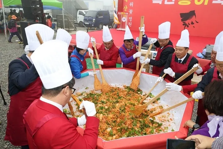 ▲2025년 흑산 홍어축제 (홍어 비빔밥 만들기) ⓒ신안군