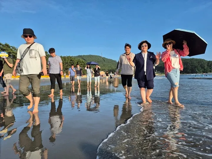 ▲송호해변에서 맨발걷기 ⓒ해남군