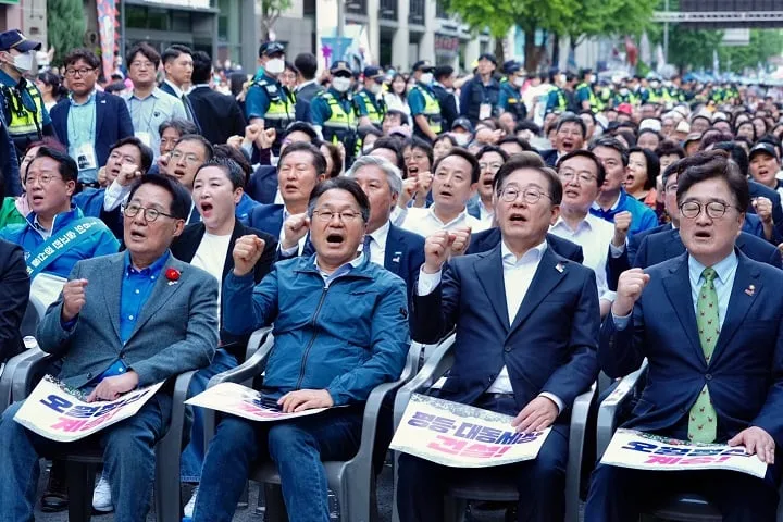▲강기정 광주시장이 ‘제45주년 5·18민주화운동 전야제’에 참석해 우원식 국회의장, 이재명 더불어민주당 대선후보 등과 함께 ‘임을 위한 행진곡’을 제창하고 있다 ⓒ광주광역시