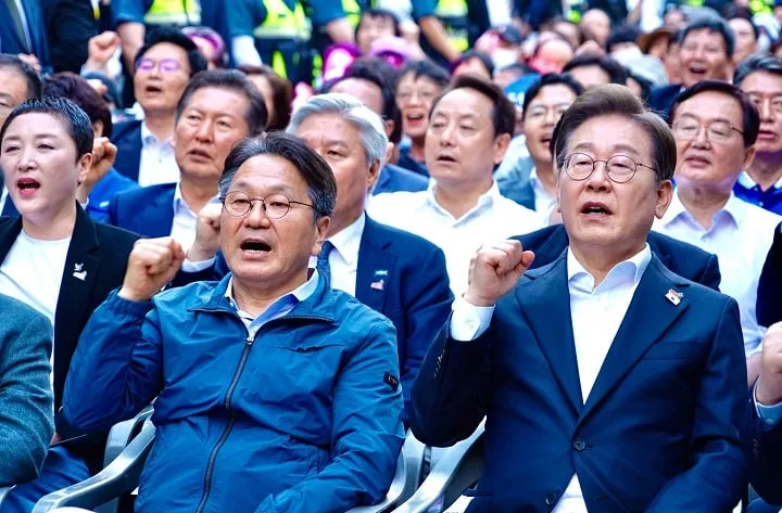 ▲강기정 시장이 지난 17일 오후 금남로에서 열린 ‘제45주년 5·18민주화운동 전야제’에 참석해 이재명 더불어민주당 대선후보 등과 함께 ‘임을 위한 행진곡’을 제창하고 있다 ⓒ광주광역시