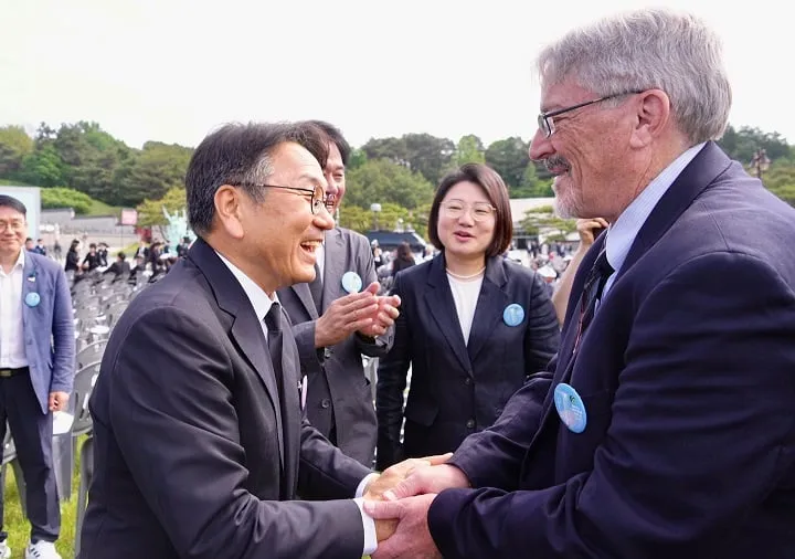 ▲강기정 시장이 18일 오전 국립5·18민주묘지에서 열린 '제45주년 5·18민주화운동 기념식'에서 5·18민주화운동 당시 시민군으로 참여한 미국인 '데이비드 돌린저(David Lee Dolinger, 한국명 임대운)'씨와 만나 인사를 나누고 있다 ⓒ광주시