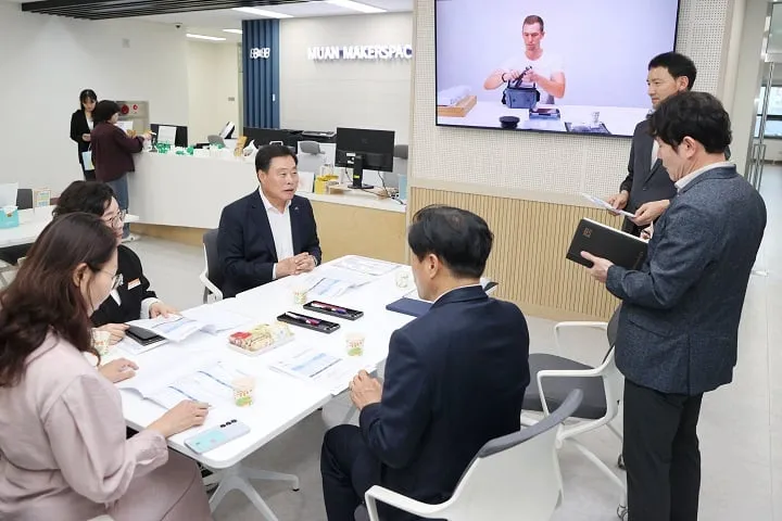 메이커스페이스 일반랩을 방문한 김산 군수 ⓒ무안군
