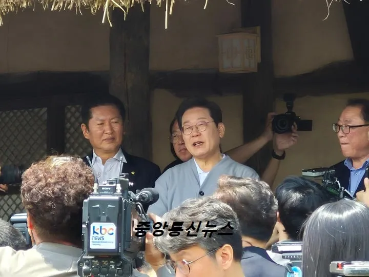 이재명 더불어민주당 대통령 후보 전남선거대책위원회가 19일 22개 시·군별 대표 공약을 제시하며 표심 공략에 나섰다. 광주~고흥 고속도로 건설 검토, 고흥 우주선철도(벌교~고흥~녹동) 건설 검토, 미래비행체(AAM‧드론)산업 허브 육성지원, 그린수소 기반 스마트팜 혁신밸리 에너지 자립화 지원, 고흥 다도해 산림치유원 조성 지원.