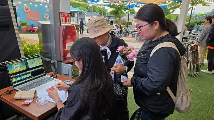 불금불파 행사장에서 보물을 찾아 쿠폰을 교환하고 있는 방문객 ⓒ강진군