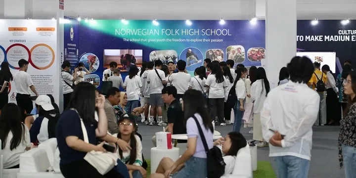 ▲국제교육관 전시장에서 체험을 하고있는 참관객들ⓒ전남교육청