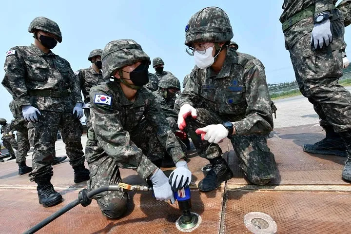 ▲공군 장병이 해군 장병에게 피해복구 조치 방법을 설명하고 있다 ⓒ제1전비