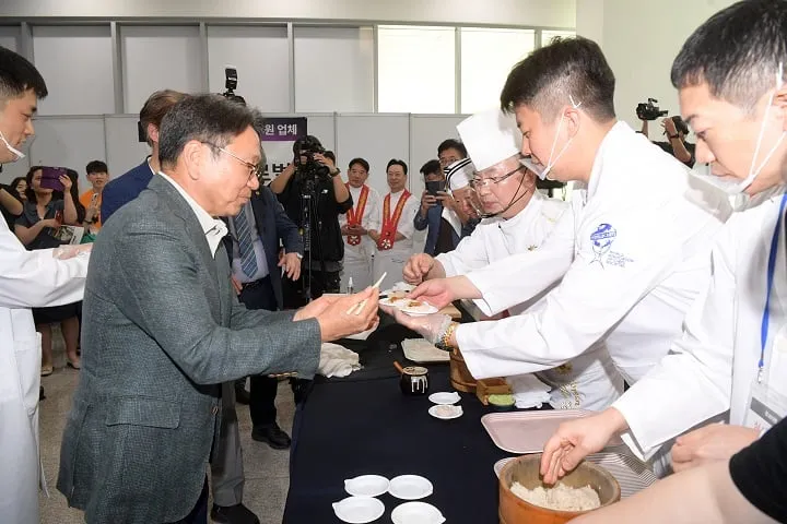  ▲강기정 시장이  2025년 초밥왕 대회에 참석하여 명인이 만든 초밥을 시식하고 있다ⓒ광주시