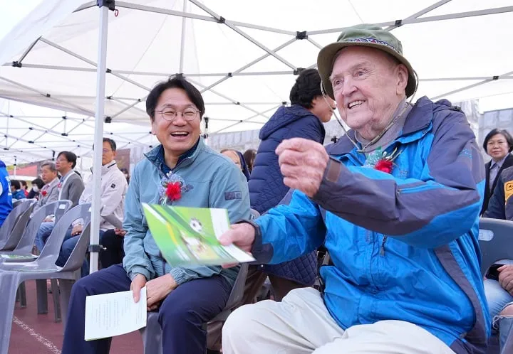 강기정 시장이 지난해 4월 6일 열린 '제22회 엠마우스슈퍼풋살대회'에 참석해 천노엘 신부와 대화를 나누고 있다 ⓒ광주광역시
