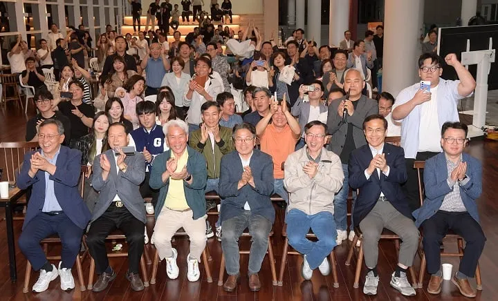 ▲강기정 광주광역시장이 3일 시청 시민홀에서 시민들과 함께 제21대 대통령선거 개표방송을 보고 있다 ⓒ광주전남사진기자협회
