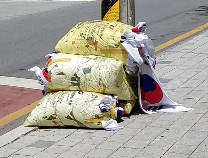 쓰레기봉투에 담겨 버려진 태극기(사진출처 : 연합뉴스, 서경덕 성신여대 교수실 제공)