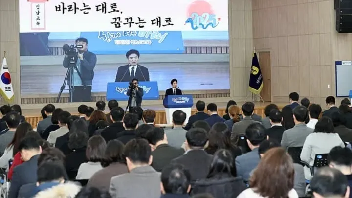 ▲2025년 시무식에서 ‘전남교육 대전환’과 ‘지역과 세계가 공생하는 글로컬 교육’ 실현을 다짐하는 김대중 교육감 ⓒ 전남교육청