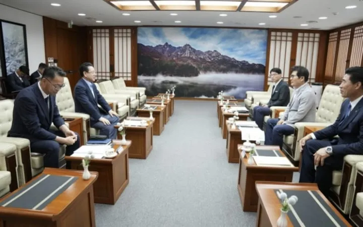 ▲(함평군-전남도 간담회 사진)왼쪽 앞부터, 윤진호 기획조정실장, 김영록 전남도지사, 오른쪽 앞부터 오민수 함평군 사회단체협의회장, 이상익 함평군수,장정진 기획예산실장 © 함평군