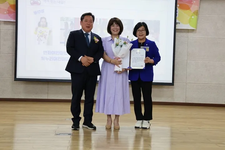 ▲(우수상) 남구 빛누리어린이집 배희정 원장이 남구 남오현 의장, 김병내 청장과 함께 기념촬영을 하고있다
