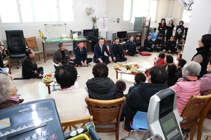 ▲구복규 군수가 지난 1월14일 화순읍 5개 경로당을 방문해 주민들을 만나 새해 인사를 나누고 소통하는 시간을 가졌다.