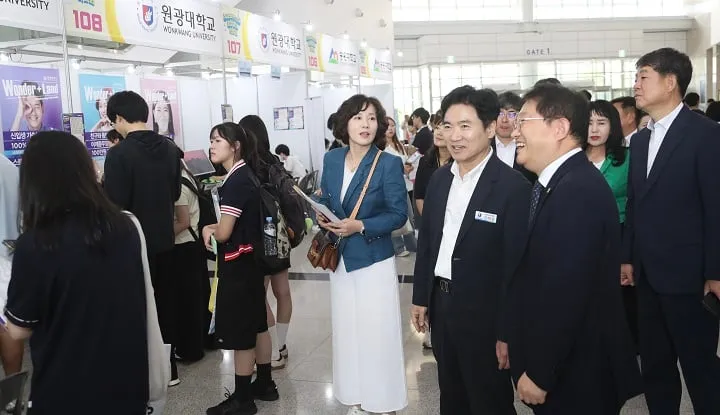 ▲김대중 전남교육감과 관계자들이 ‘2026학년도 대입정보박람회’ 부스를 둘러보고 있다 ⓒ전남교육청