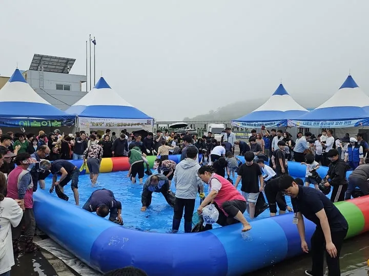 ▲‘제8회 나로도 청정 수산물축제’ 맨손 장어잡기 ⓒ고흥군