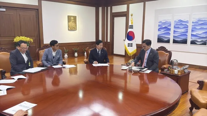 ▲국회 방문 예산확보 총력 대응 하눈 공영민 군수(오른쪽에서 두번째)가 지난 16일 국비 확보를 위해 우원식 국회의장(맨 오른쪽)과 면담하고 있다 ⓒ고흥군