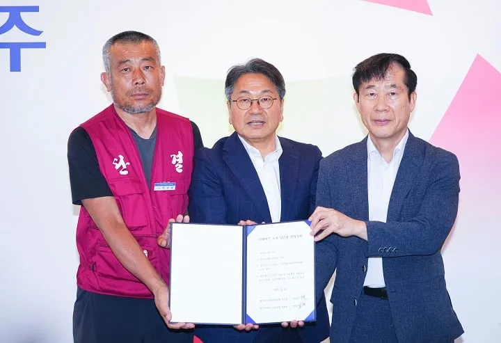 ▲광주 시내버스 노사는 20일 오전 시청 접견실에서 강기정 광주광역시장 중재로 임금 및 단체 협상에 합의했다.(왼쪽부터 박상복 광주지역버스노동조합위원장, 강기정 광주광역시장, 임동춘 광주버스운송사업조합 이사장)/광주광역시 제공