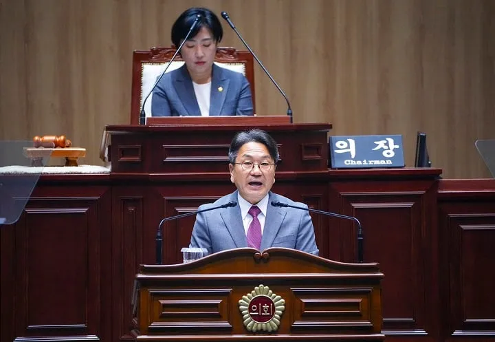 ▲강기정 시장이 '제333회 임시회'에 참석해 ‘2025년도 제1회 추가경정예산안 및 기금운용변경계획안 제안설명’을 하고 있다 ⓒ광주시