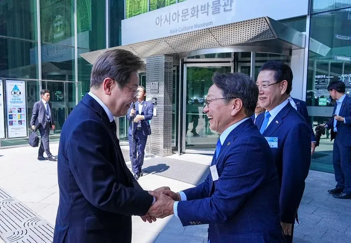 ▲강기정 시장이 '광주시민·전남도민 타운홀 미팅'에 참석한 이재명 대통령과 악수를 하고 있다ⓒ광주시