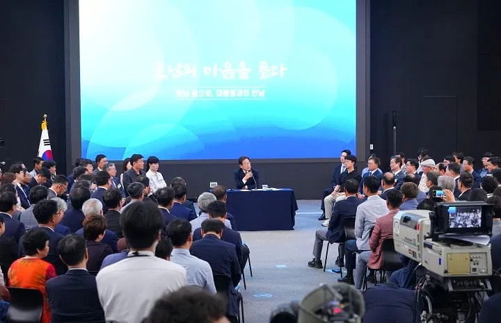 ▲이재명 대통령이 25일 광주 국립아시아문화전당에서 '광주시민·전남도민 타운홀 미팅’을 열어 민군 공항 통합 이전 문제 등 지역 현안을 청취하고 있다ⓒ광주시