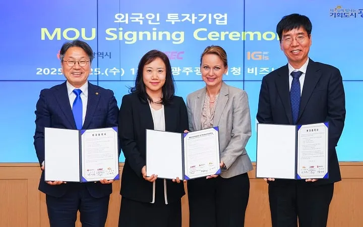▲강기정 시장이 25일 국내 단열 및 특수유리 가공설비 제조기업 '아이지스', 오스트리아 유리 가공설비 전문기업 '라이섹'과 3자 간 투자협약(MOU)을 체결한 뒤 기념촬영을 하고 있다 ⓒ광주시