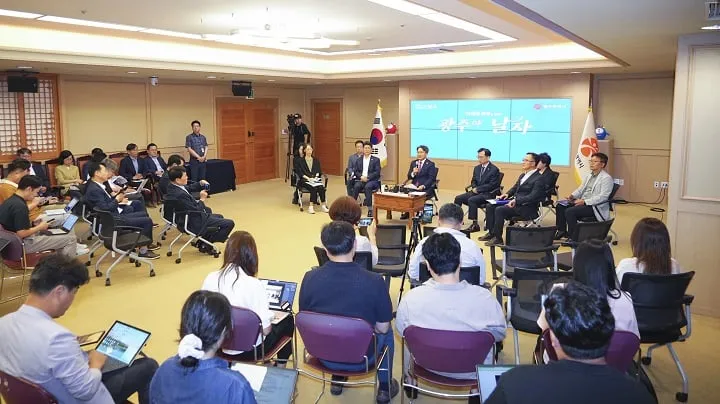 ▲강기정 광주광역시장이 26일 오전 시청 비즈니스룸에서 열린 민선 8기 3주년 기자간담회에 참석해 3년간 소회와 시정성과를 말하고 있다 ⓒ광주시