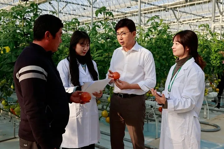 김철우 군수가 스마트팜 농장을 찾아 현장의 목소리를 듣고있다 ⓒ보설군