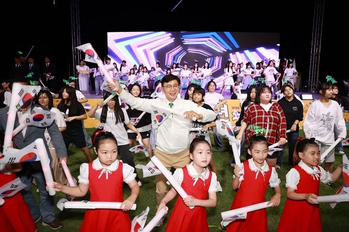 ▲ 보성 공설운동장에서 아이, 청소년, 청년, 다문화가족이 함께 ‘제1회 녹차수도 보성 다 청년 페스티벌’ 성공 개최를 위한 개막 퍼포먼스를 하고 있다 ⓒ보성군