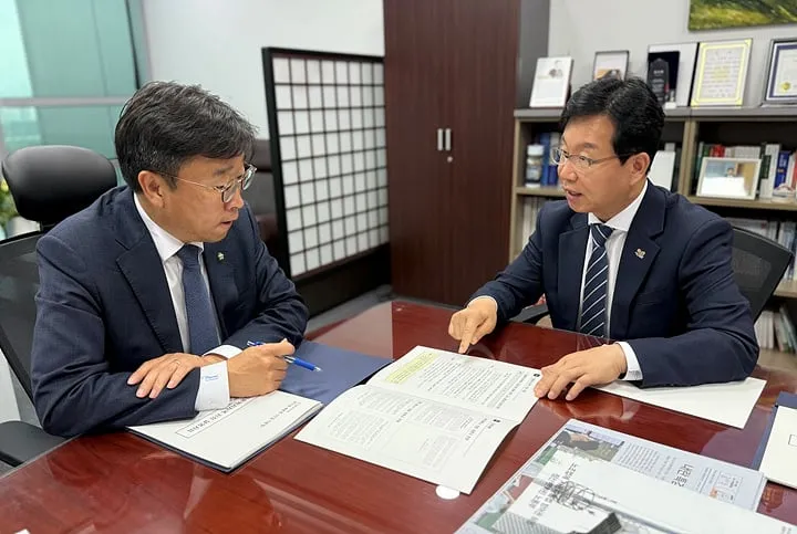 박병규 광산구청장, 이용우 의원(왼쪽)과 면담