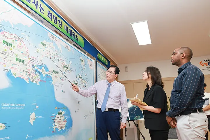 완도에 대해 설명하고 있는 신우철 군수 ⓒ완도군