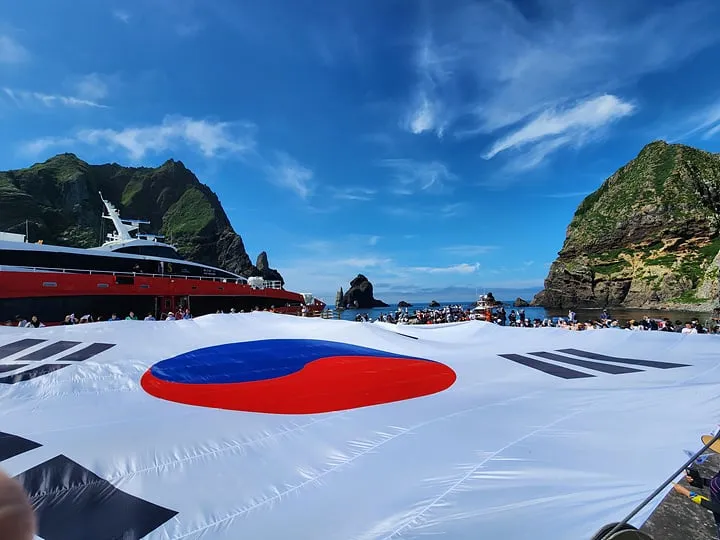 독도에 펼쳐진 초대형 태극기=서경덕 교수실 제공