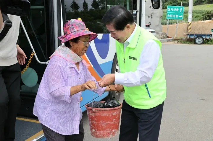 ▲공영민 군수가 1일 동강면에서 대서면으로 가는 군내버스에 탑승해 주민들의 짐을 직접 내려주며 소통의 시간을 갖고 있다ⓒ고흥군