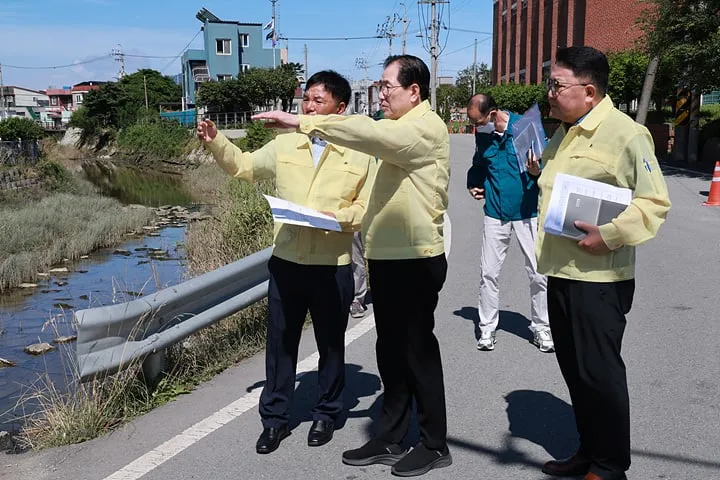 완도읍 소가용천 현장 점검에 나선 신우철 군수