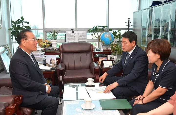 ▲정철원 군수가 더불어민주당 이개호 의원을 마난 현안사업을 건의하고 있다ⓒ담양군